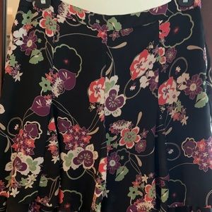 LOFT CASUAL SIZE:  2P 3-TIERED FLORAL DESIGN FULLY LINED SKIRT